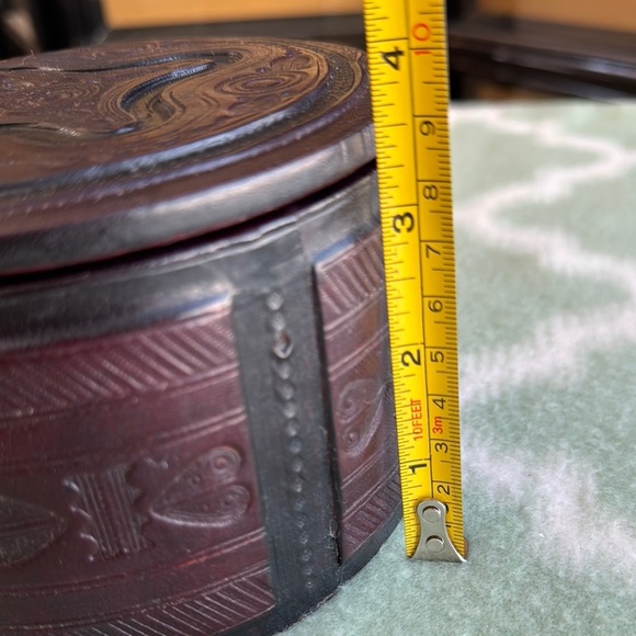 Vintage handmade tooled leather over wood round box with top - Picture 11 of 12